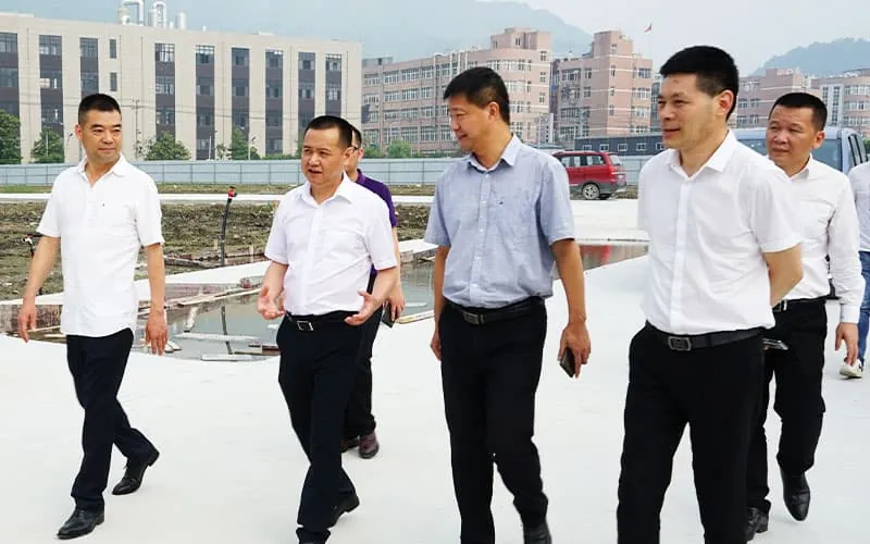 Building a model of high-quality products - Wu Chengqian, the county magistrate of Yongjia County, and his party visited the construction site of HUADONG Amusement New Factory for work research