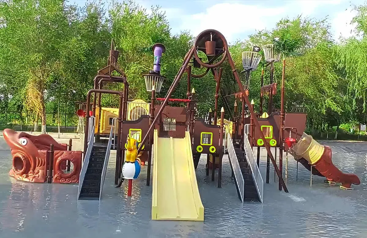 The Manas County Water Park project in Changji Prefecture, Xinjiang was successfully completed, and innovative slides achieved a new experience in playing in all seasons